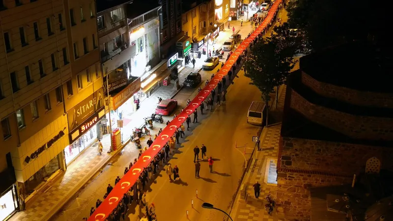 Afyon'da Dev Türk Bayrağı Şov! 1000 Metrelik Yürüyüş Coşturdu