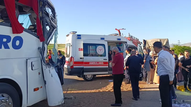 Afyonkarahisar'da yolcu otobüsünün tıra çarptığı kazada 9 kişi yaralandı