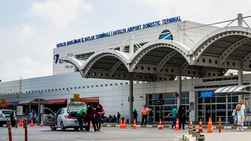 Antalya Havalimanı'nda tavan çöktü: 1 yaralı
