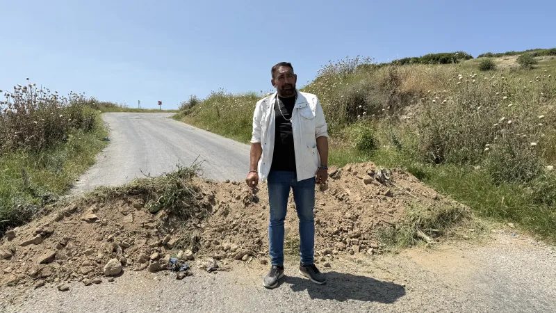 Arazisinden izinsiz yol geçirildiğini iddia etti; yolu trafiğe kapattı