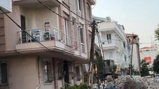Avcılar'da kısmen çöken binanın yıkımına devam edilirken elektrik ve internet kabloları koptu
