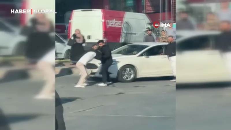 Bağcılar’da yol vermeme kavgası kamerada