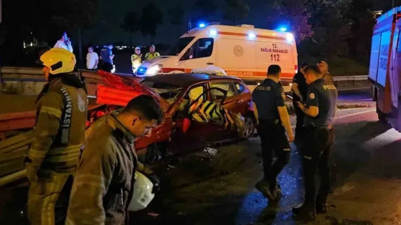 Bayrampaşa'da Feci Kaza! Otomobil Bariyerlere Ok Gibi Saplandı!