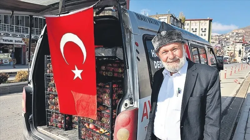 Bozulan aracı tamir edildi... "Elmacı Dede" 1 ton 200 kilogram elmayı askerlere götürdü