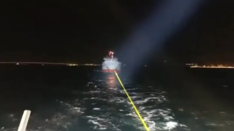 Çanakkale'de makine arızası yaşayan gemi kurtarıldı