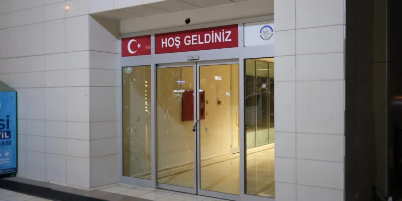 CHP'li Belediyeye Taşlı Saldırı! Neler Oluyor?