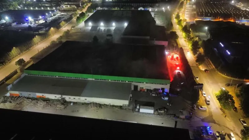 Düzce'de Korkunç Yangın! Mobilya Fabrikası Alevlere Teslim!