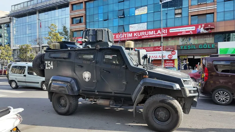Esenyurt'ta otele el bombası atıldı