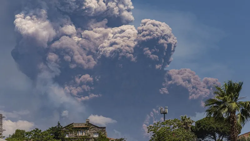 Etna Yanardağı'nda patlama: Uçaklar için kırmızı alarm
