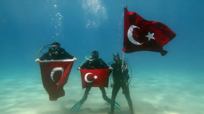 Fethiye'de dalgıçlardan anlamlı 19 Mayıs kutlaması