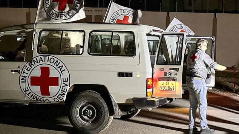 Hamas Gazze'deki İsrailli esirleri Kızılhaç heyetine teslim etmeye başladı