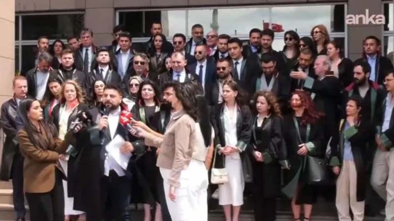 İBB soruşturması avukatlarından adliye önünde eylem: İddianame bir an önce yazılmalı