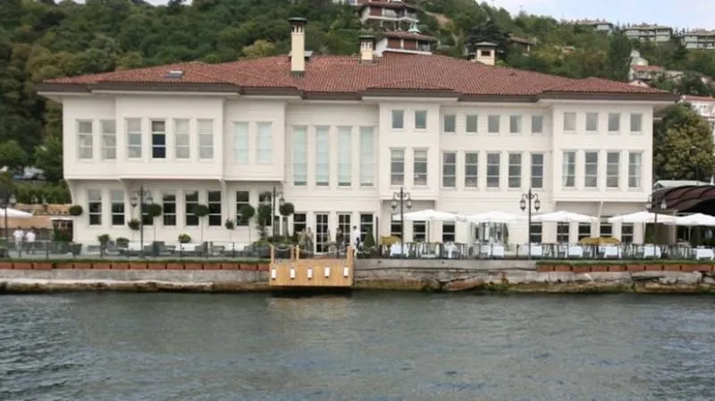 İstanbul Boğazı'nın simge yapılarından Les Ottomans Hotel'in satışı yapıldı: Eski BJK Başkanı Serdar Bilgili'nin şirketi kazandı