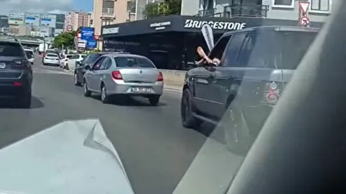 İstanbul'da Şoke Eden Görüntü! Ayağı Camdan Çıkarıp Araç Kullandı!