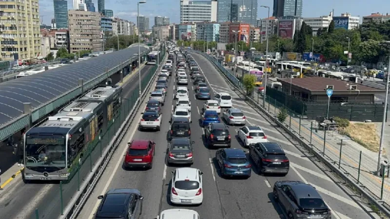 İstanbul'da Bayram Trafiği Alarm Veriyor! Yoğunluk Artıyor