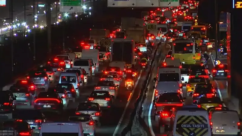 İstanbul'da trafik kilit! Yoğunluk yüzde 87: Durma noktasına geldi