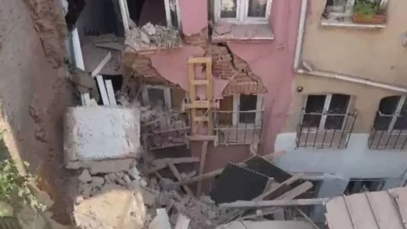 İstanbul'da üç katlı binanın balkonu çöktü