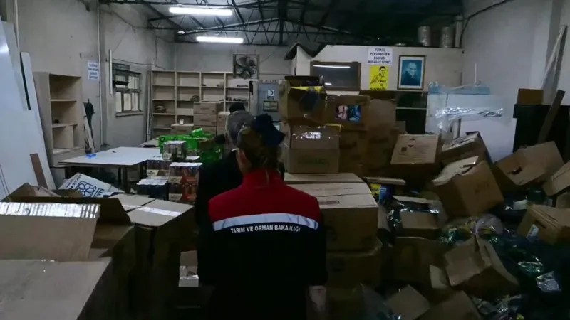 İzmir'de Korkunç Baskın! 30 Ton Tarihi Geçmiş Gıda Bulundu!