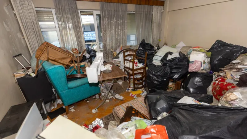 İzmir'de Şok! Evden 4 Kamyon Çöp Çıktı! Temizlik Operasyonu Başladı