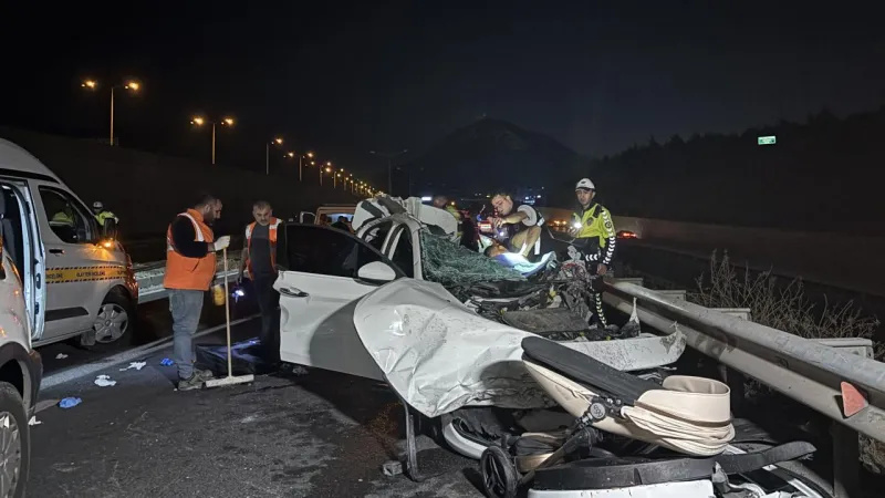 İzmir'de iki otomobil çarpıştı: 2 ölü, 2 yaralı