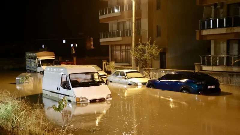 İzmir'de sağanak hayatı olumsuz etkiledi