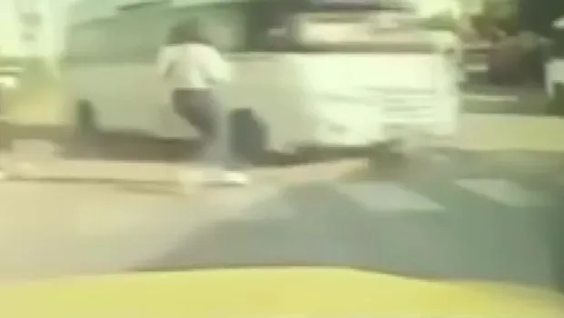 Adana'da Minibüs Dehşeti: Yayayı Ölümden Ne Kurtardı?