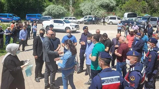Kene kabusu geri döndü! 1,5 yaşındaki Metehan KKKA kurbanı oldu... Cenazede herkes maske taktı