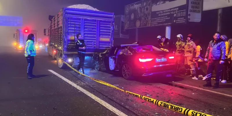 Kırmızı ışıkta bekleyen TIR'a çarptı: 4 kişi öldü!