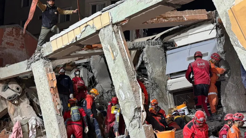 Kocaeli'de çöken binanın enkazında bir kişinin daha cansız bedenine ulaşıldı