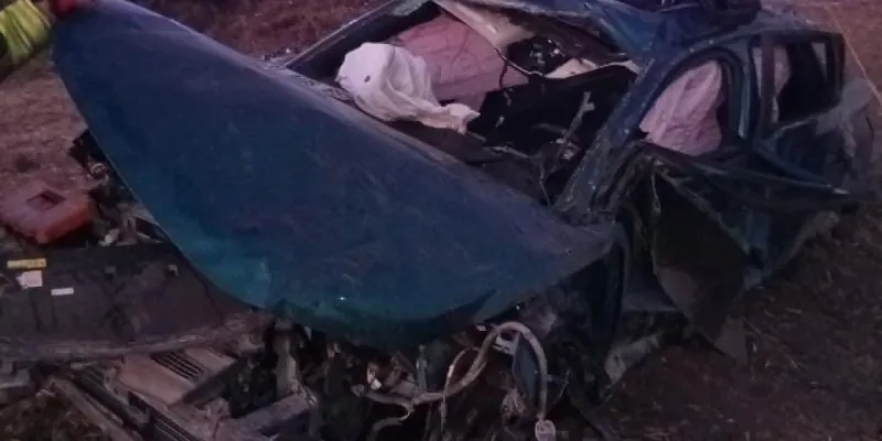 Lastiği patlayan otomobil tarlaya uçtu: 1 ölü 2 yaralı