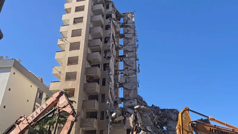 Maltepe'de 11 katlı bina kontrollü yıkım sırasında çöktü
