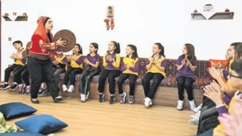 Meddahlık Geri Döndü! Öğretmen Nalan'dan Müthiş Performans