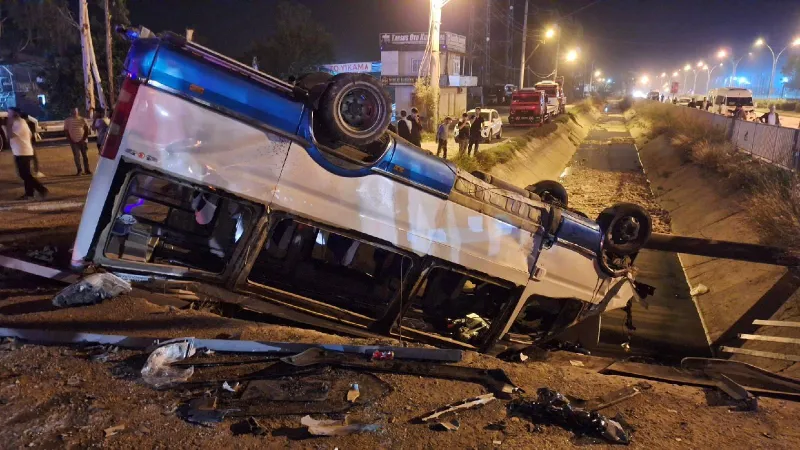 Mersin'de Feci Kaza! Minibüs ve Otomobil Çarpıştı: 11 Yaralı