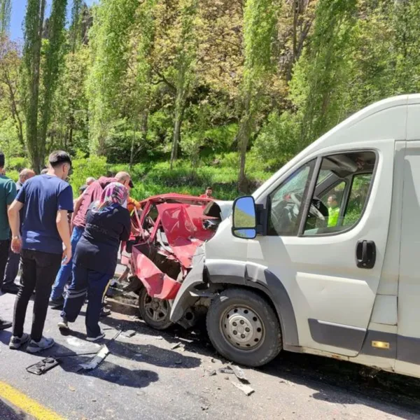 Minibüs ile otomobil çarpıştı: 2 ölü, 1 yaralı