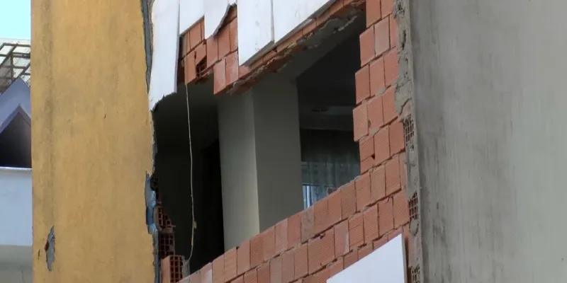 Fatih'te Yıkım Faciası! Yan Bina Çöktü Çöküyor!