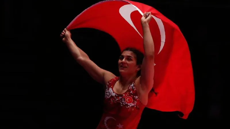 Nesrin Baş'ı tarih yazacak! 3. kez dünya şampiyonu: Rakibini 10-0 yenerek minderden sildi