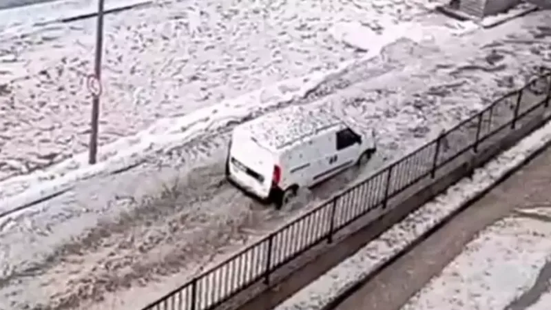 Ankara'da Şok! Dolu Yağışı Şehri Beyaza Büründürdü!