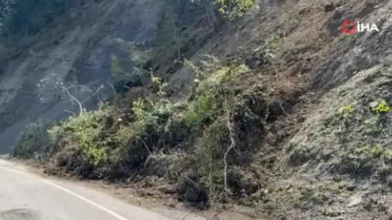 Bartın'da Dehşet! Heyelan Yolu Kapattı, Sürücüler Korku İçinde