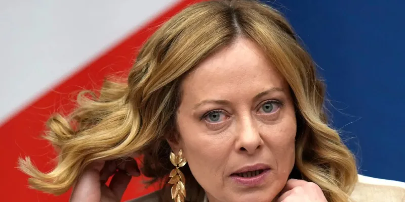 Meloni'nin Mayolu Pozları İtalya'yı Yaktı! Şezlongta Olay Yarattı