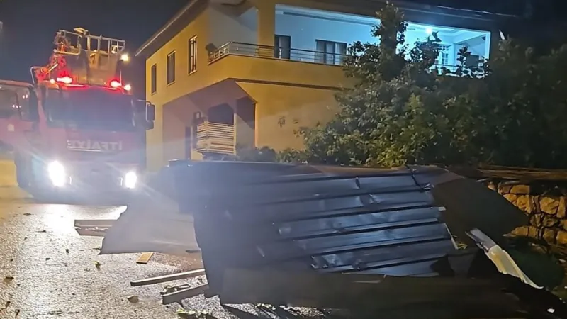 Hakkari'de Fırtına Felaketi! Çatılar Uçtu, Ağaçlar Devrildi!