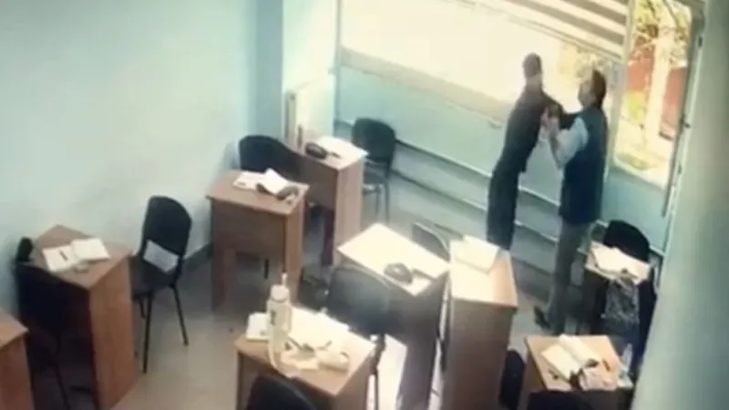 Kocaeli'de Kurs Baskını! Öğrenciye Bıçaklı Saldırı Anı Kamerada!