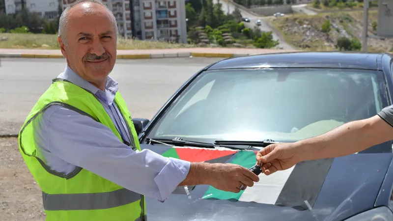 Mardin'de Duygulandıran Bağış: Otomobilini Filistin'e Adadı!