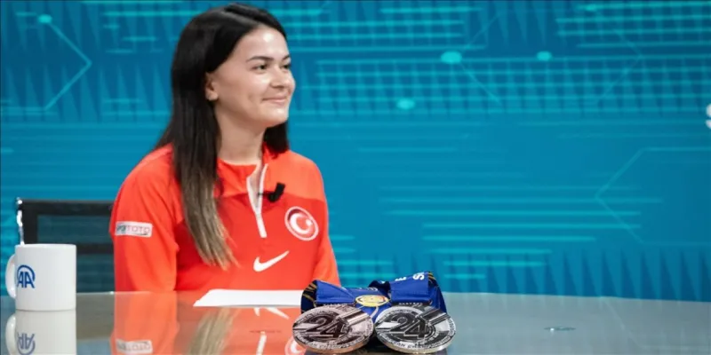 Rümeysa Pelin Kaya'dan Büyük Şok! Kürsü Ucuyla Kaçtı