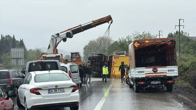 Sakarya'da Tır Kazası! Otoyol Ankara İstikameti Felç Oldu!