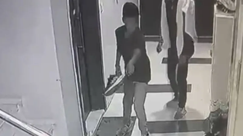 Tekirdağ'da Çocuk Hırsızlar Kamerada: Ayakkabıları Çalıp Zıplayarak Kaçtılar!