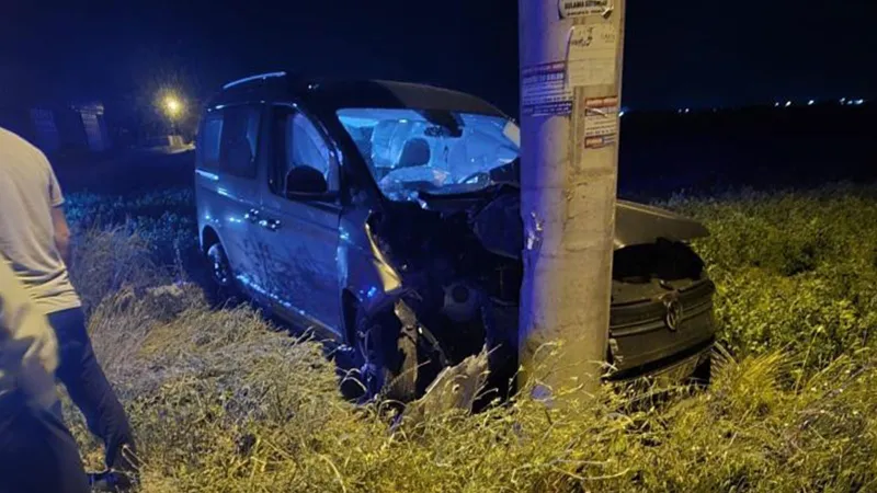 Konya'da Feci Kaza: Otomobil Direğe Çarptı! 5 Yaralı