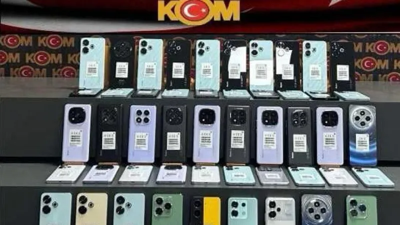Otomobilin yolcu koltuğunda 63 kaçak telefon ele geçirildi
