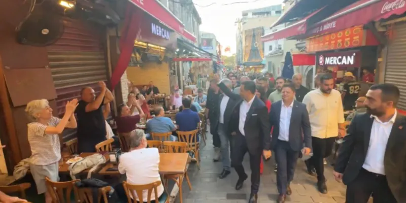Özgür Çelik'e Kadıköy'de Coşkulu Karşılama! Esnaf Alkışladı!