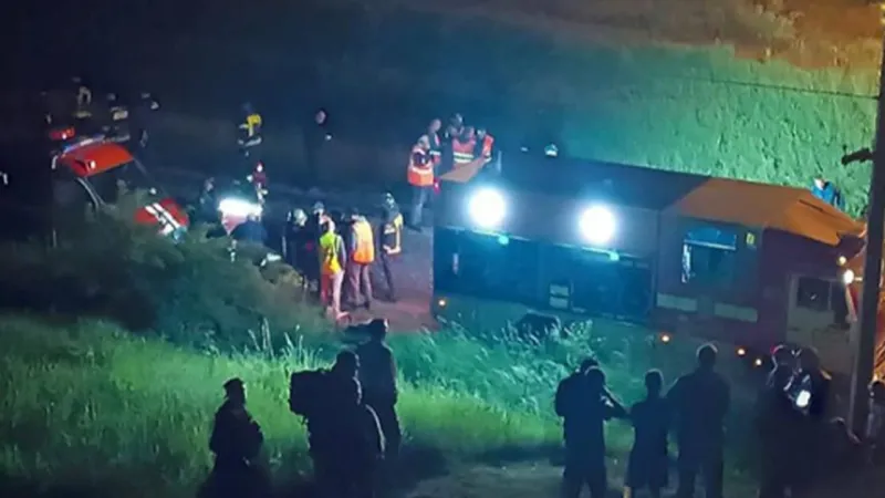 Rusya’da facia! Otoyol köprüsü yolcu treninin üzerine çöktü: 7 kişi öldü