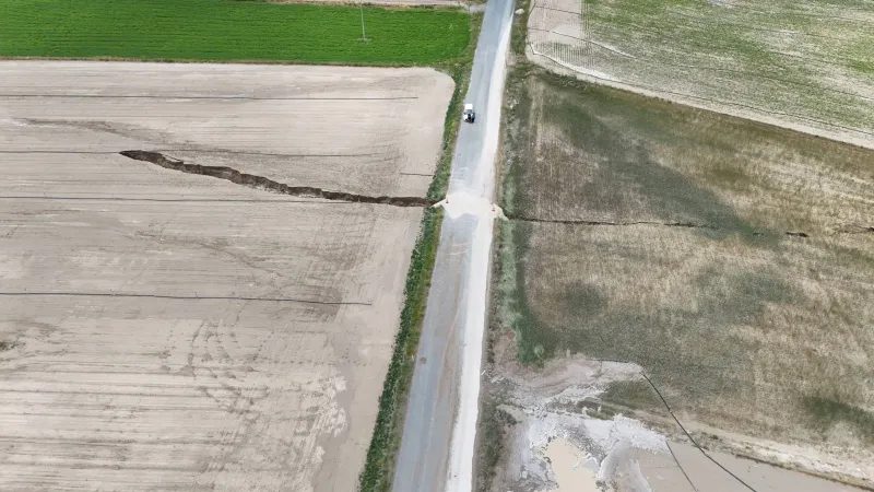 Sağanak yağmur, 100 metrelik yarık oluşturdu